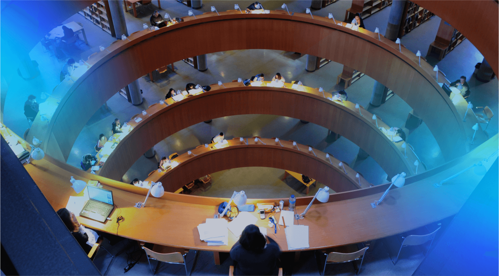 estudiantes en la biblioteca