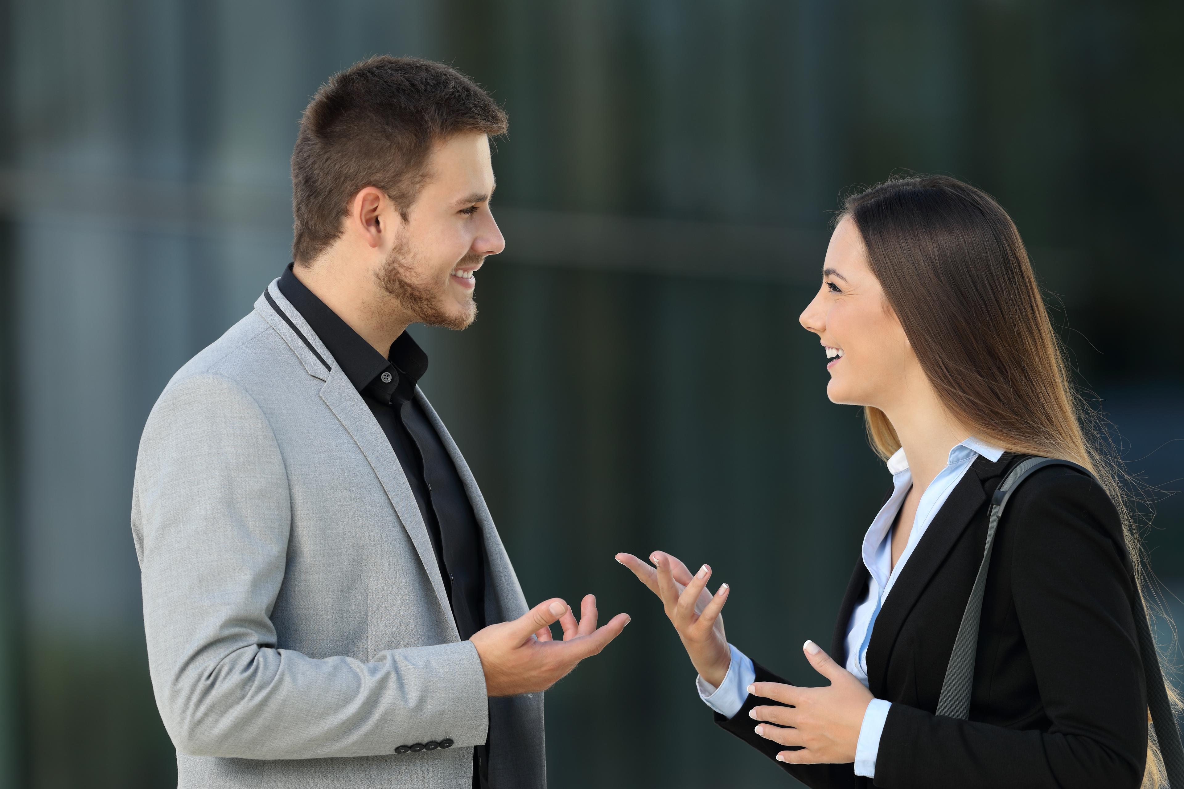 Dos personas hablando