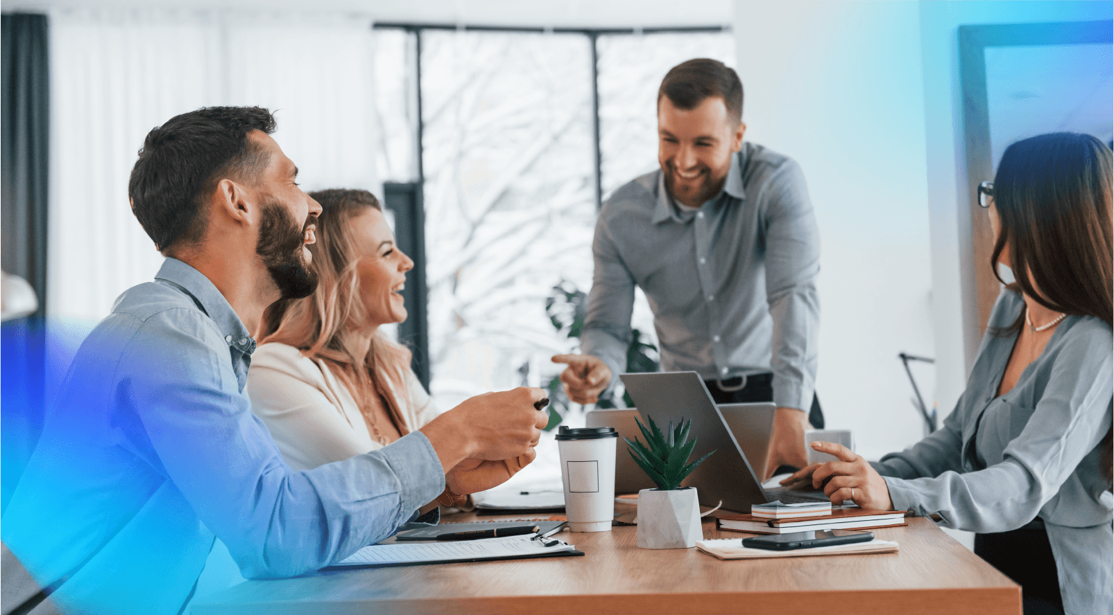 gens travaillant dans un bureau