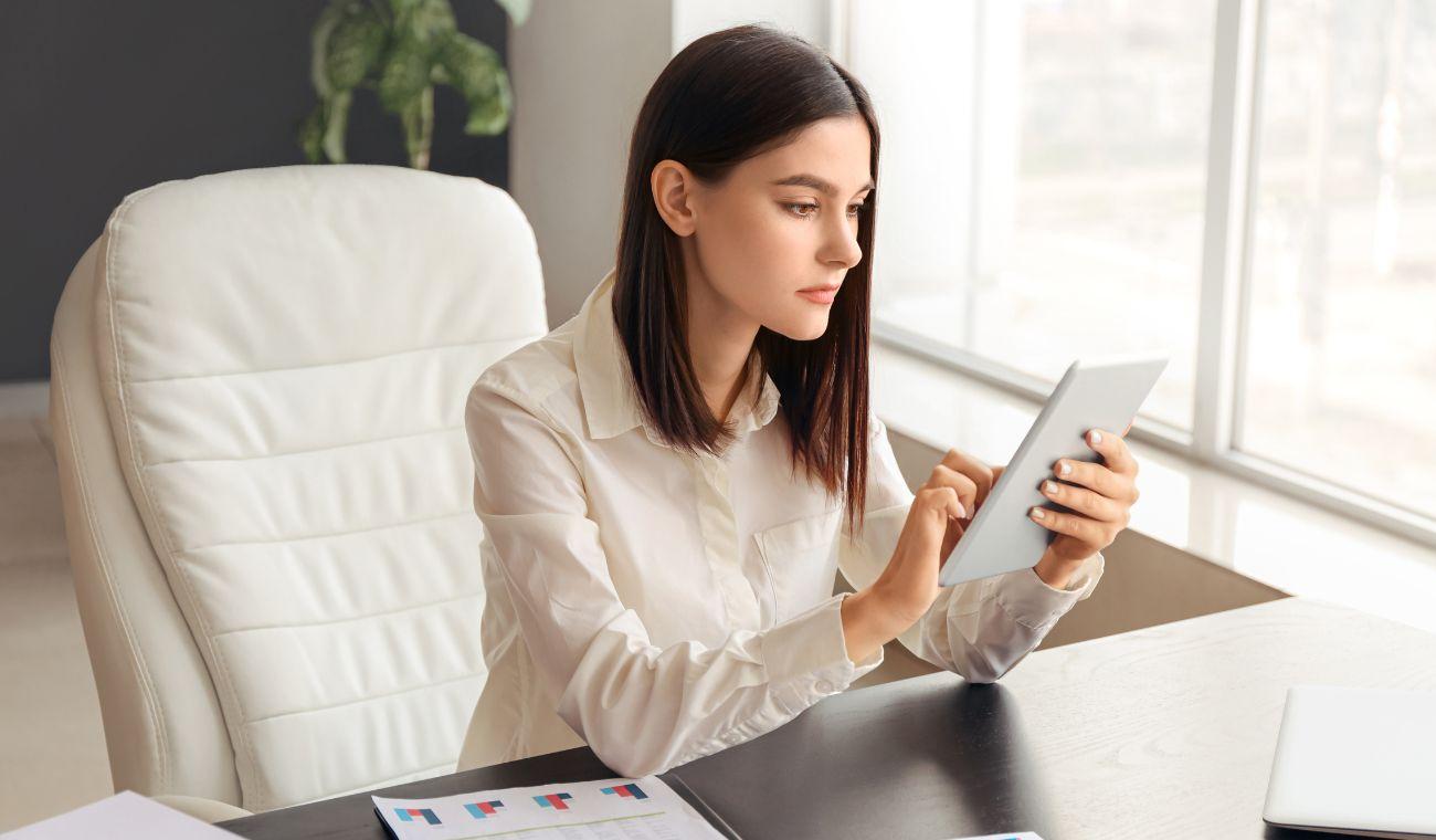 Mujer usando una tablet