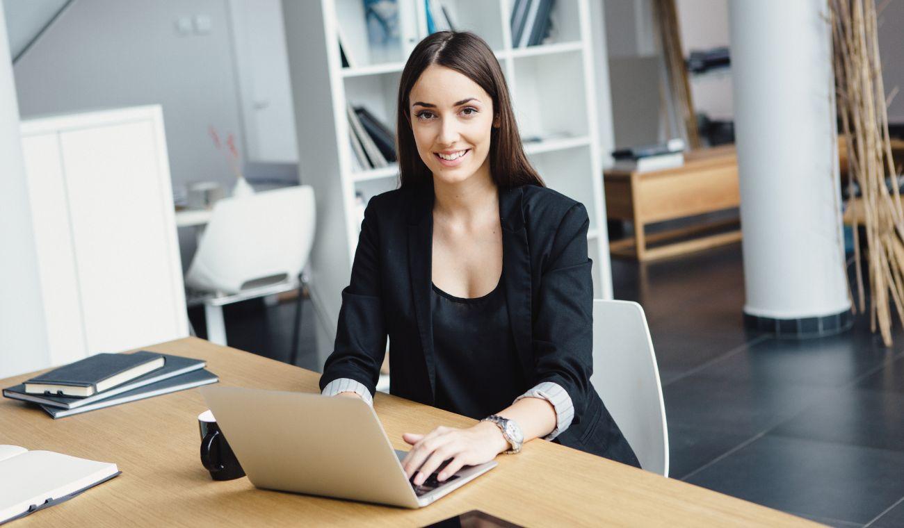 mujer usando un portatil