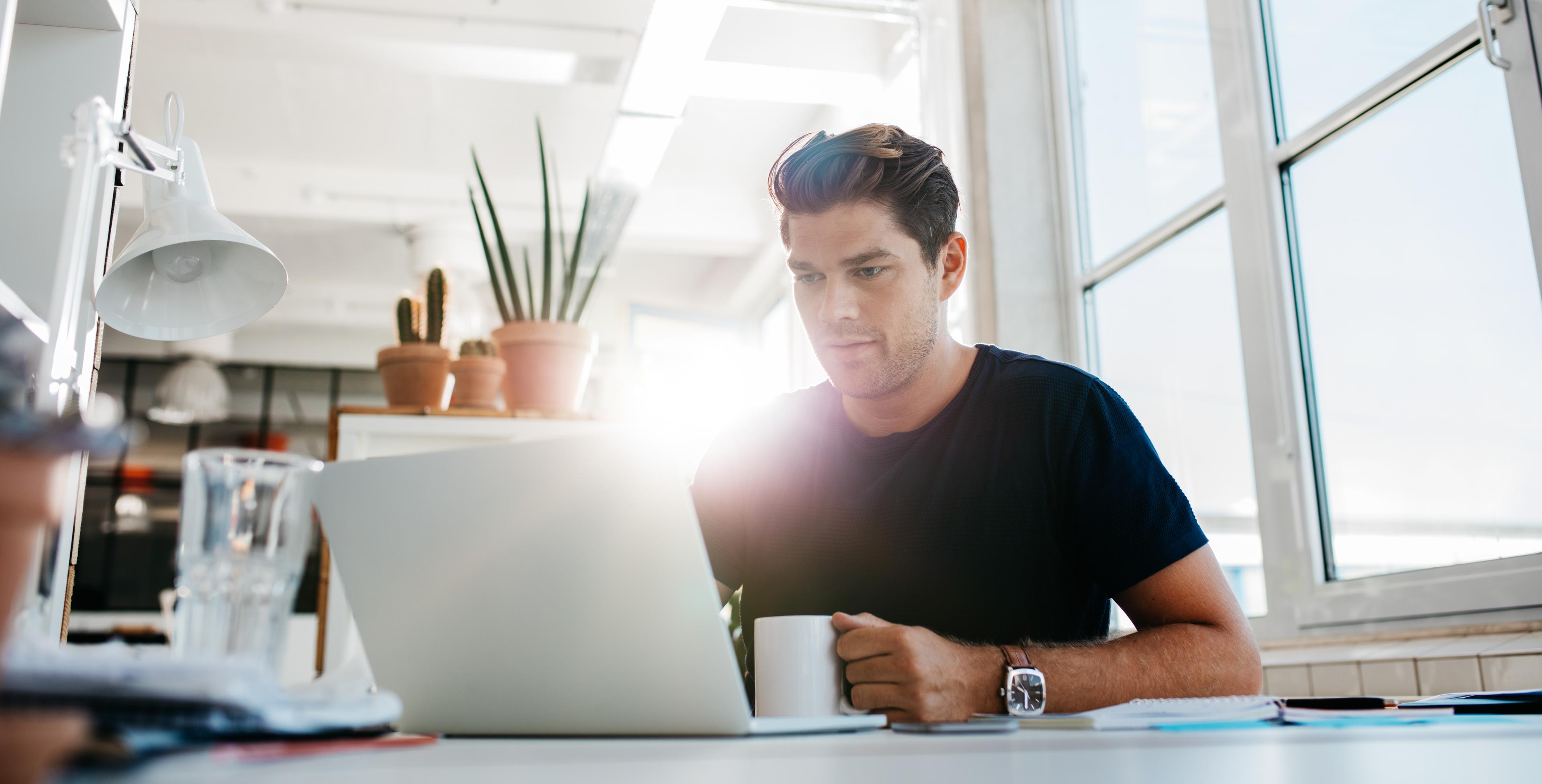 Personne utilisant un ordinateur