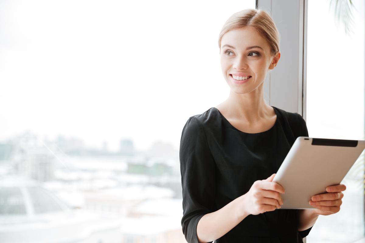 mujer con una tablet